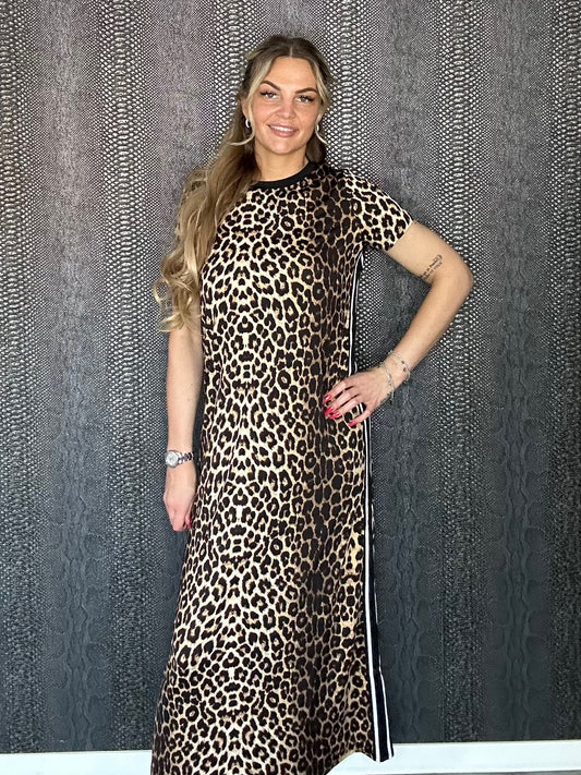 Kleid aus Reisestoff mit Leopardenmuster